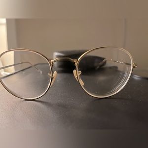 Good as new, no scratches, no markings. comes with case and cleaning kit.